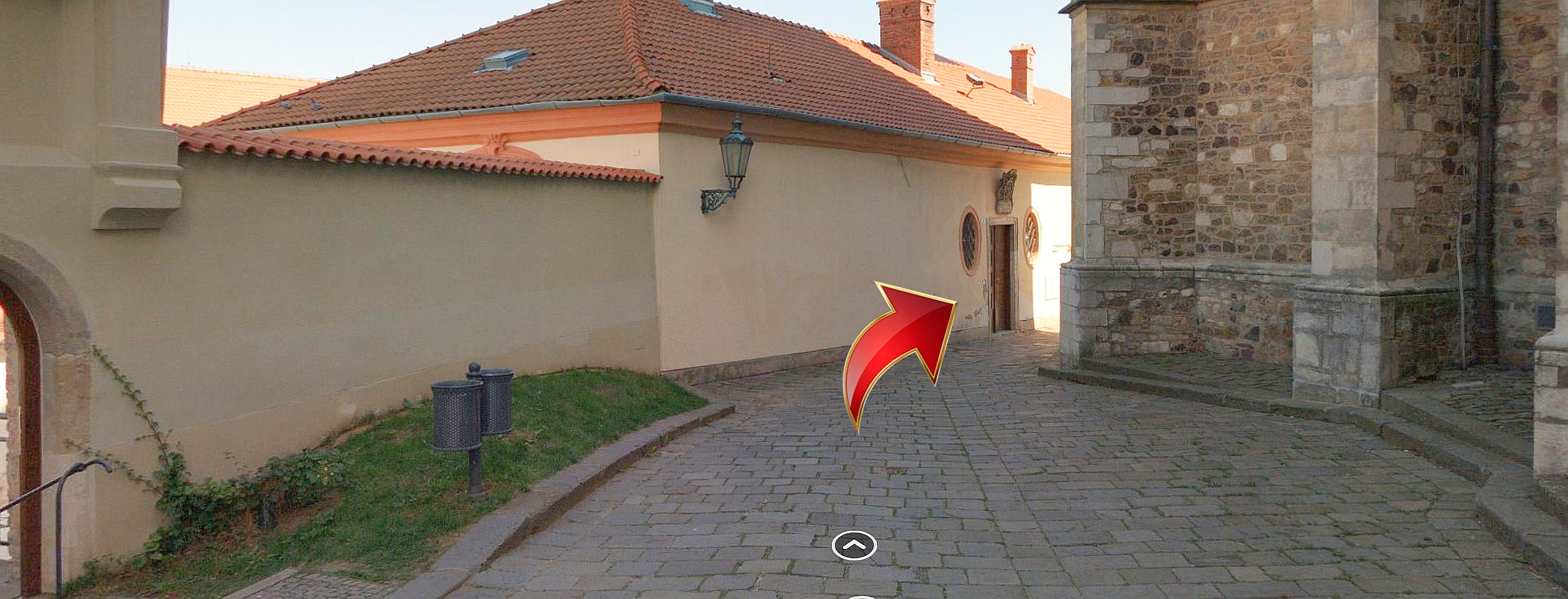 Cesta ke společenského sálu, kde probíhá jedinečný seznamovací večer nezadaných katoliček a katolíků z Brna a okolí